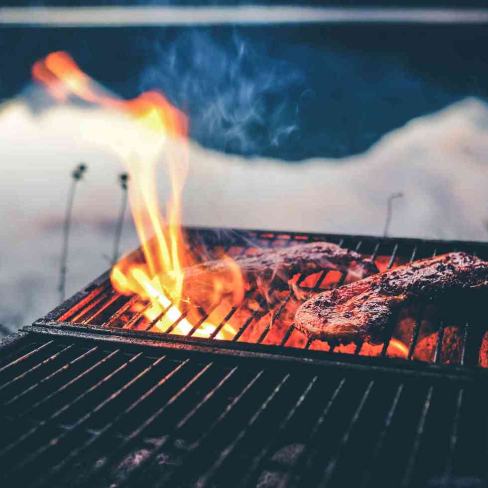 Griller ou cuire à haute température la viande et le poisson augmente le risque d'hypertension artérielle
